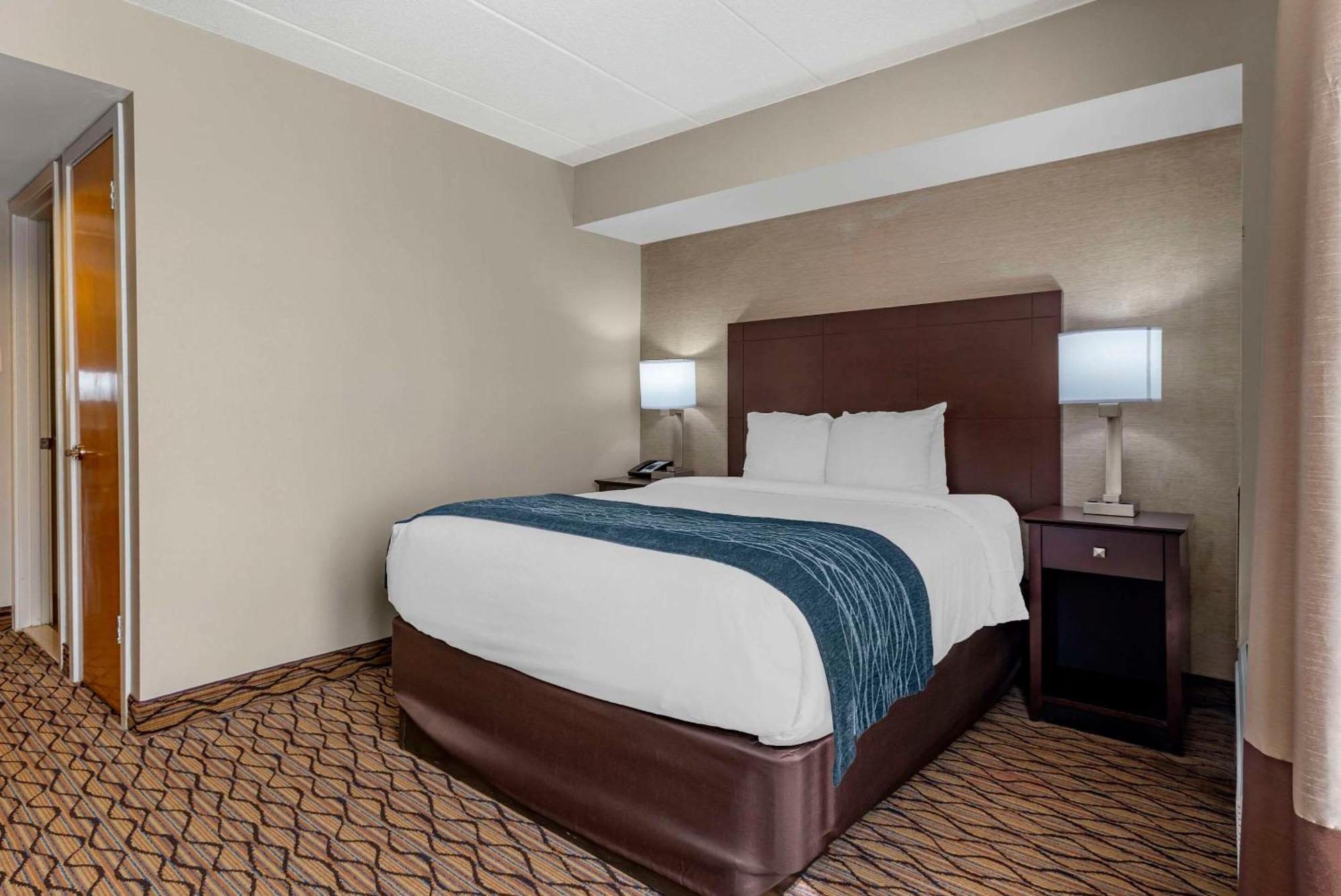 Hotel Comfort & - West Chester 3*